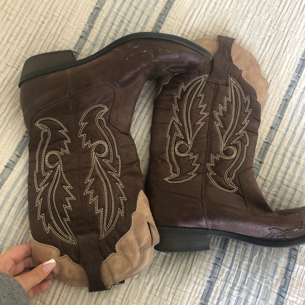 Brown cowboy / cowgirl boots